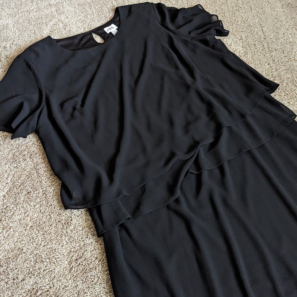 VTG J.B.S. Ltd. Black Flowy Crepe Tiered Long Maxi Short Sleeve Lined Dress